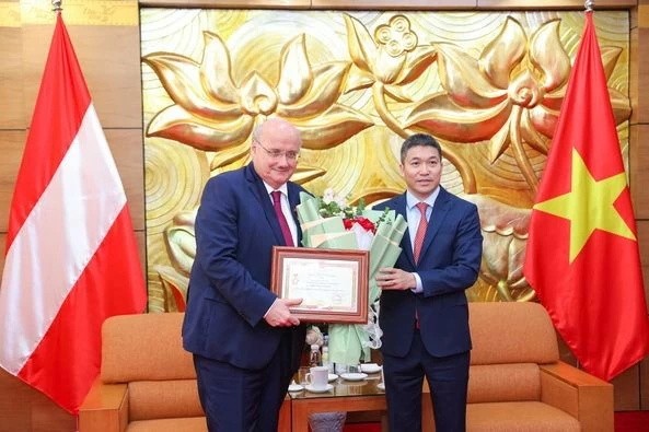 Ghi nhận những đóng góp tích cực của Đại sứ Hans-Peter Glanzer cho quan hệ hữu nghị Việt Nam-Áo Ghi nhận những đóng góp tích cực của Đại sứ Hans-Peter Glanzer cho quan hệ hữu nghị Việt Nam-Áo