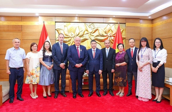 Ghi nhận những đóng góp tích cực của Đại sứ Hans-Peter Glanzer cho quan hệ hữu nghị Việt Nam-Áo Ghi nhận những đóng góp tích cực của Đại sứ Hans-Peter Glanzer cho quan hệ hữu nghị Việt Nam-Áo