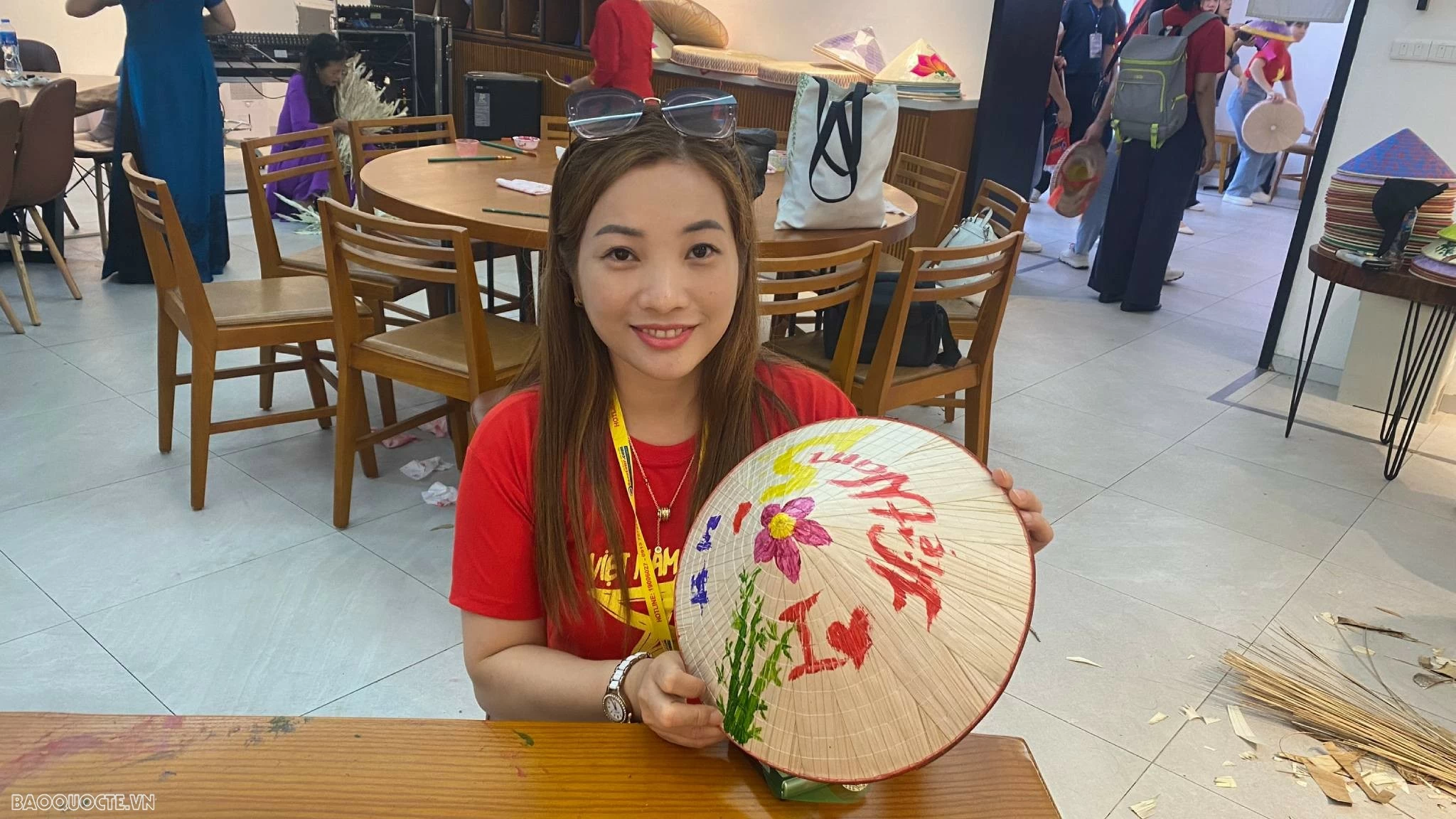 Thiếu nhi kiều bào Hàn Quốc trải nghiệm làm nón lá Việt Nam Thiếu nhi kiều bào Hàn Quốc trải nghiệm làm nón lá Việt Nam