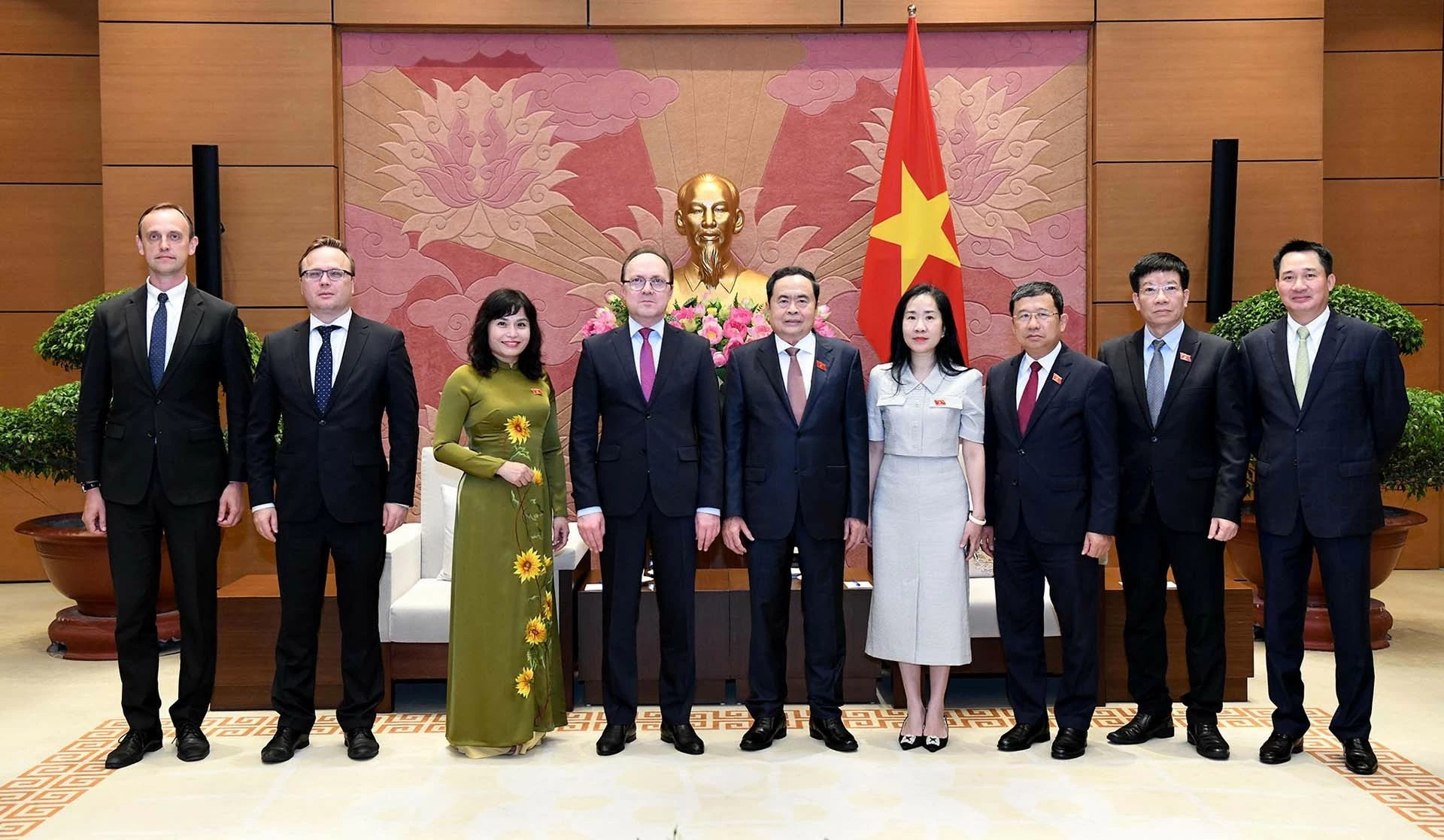 Chủ tịch Quốc hội Trần Thanh Mẫn tiếp Đại sứ Liên bang Nga tại Việt Nam Gennady Bezdetko Chủ tịch Quốc hội Trần Thanh Mẫn tiếp Đại sứ Liên bang Nga tại Việt Nam Gennady Bezdetko