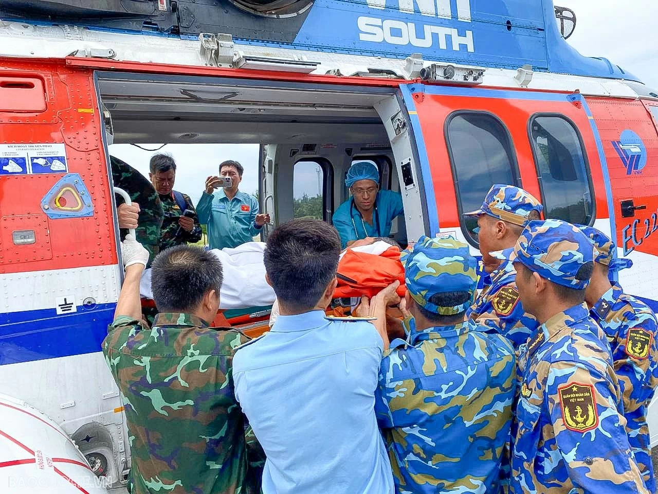 Dùng trực thăng đưa bệnh ngư dân bị chấn thương sọ não từ đảo Trường Sa vào đất liền Dùng trực thăng đưa ngư dân bị chấn thương sọ não từ đảo Trường Sa vào đất liền điều trị