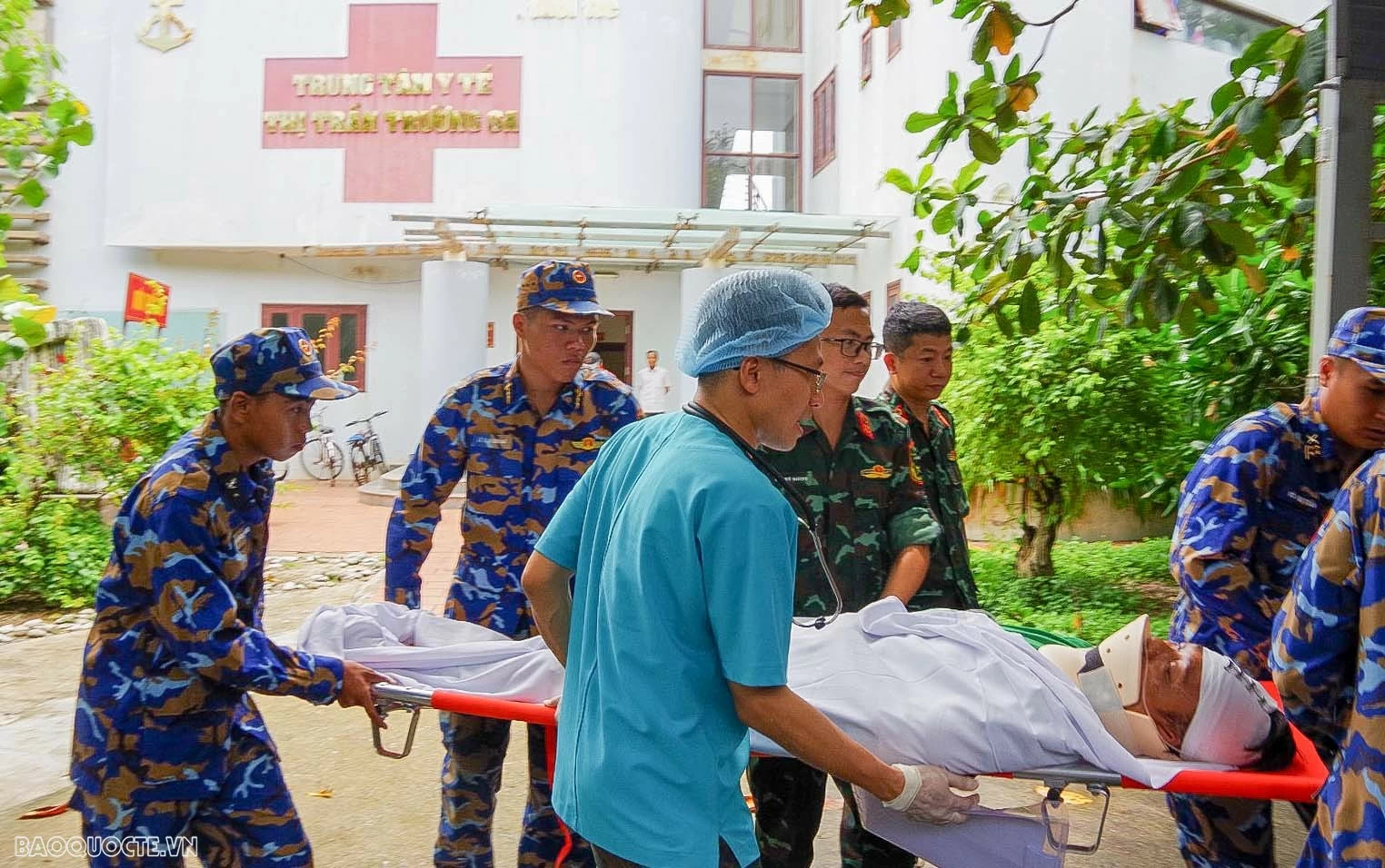 Dùng trực thăng đưa bệnh ngư dân bị chấn thương sọ não từ đảo Trường Sa vào đất liền Dùng trực thăng đưa ngư dân bị chấn thương sọ não từ đảo Trường Sa vào đất liền điều trị