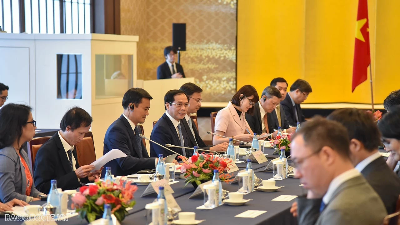 Bộ trưởng Ngoại giao Bùi Thanh Sơn chào xã giao Thủ tướng Nhật Bản Kishida Fumio Bộ trưởng Ngoại giao Bùi Thanh Sơn chào xã giao Thủ tướng Nhật Bản Kishida Fumio