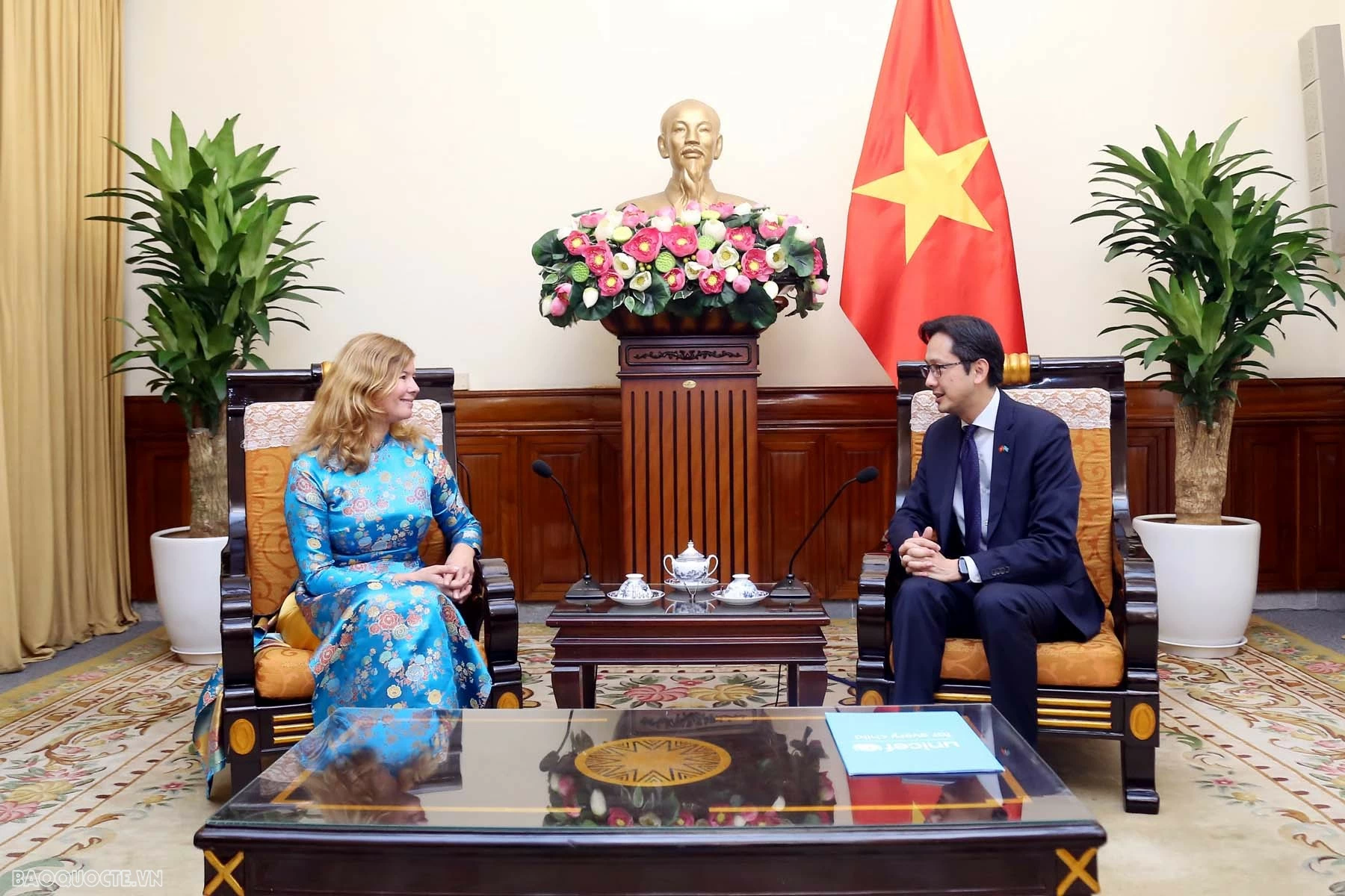 Thứ trưởng Ngoại giao Đỗ Hùng Việt tiếp tân Trưởng Đại diện Quỹ Nhi đồng Liên hợp quốc (UNICEF) tại Việt Nam trình Thư Ủy nhiệm Thứ trưởng Ngoại giao Đỗ Hùng Việt tiếp tân Trưởng đại diện Quỹ Nhi đồng Liên hợp quốc tại Việt Nam trình Thư ủy nhiệm
