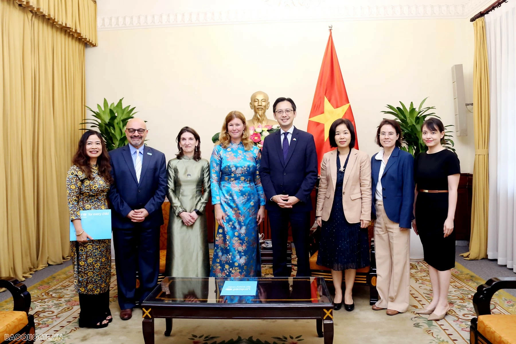 Thứ trưởng Ngoại giao Đỗ Hùng Việt tiếp tân Trưởng Đại diện Quỹ Nhi đồng Liên hợp quốc (UNICEF) tại Việt Nam trình Thư Ủy nhiệm Thứ trưởng Ngoại giao Đỗ Hùng Việt tiếp tân Trưởng đại diện Quỹ Nhi đồng Liên hợp quốc tại Việt Nam trình Thư ủy nhiệm
