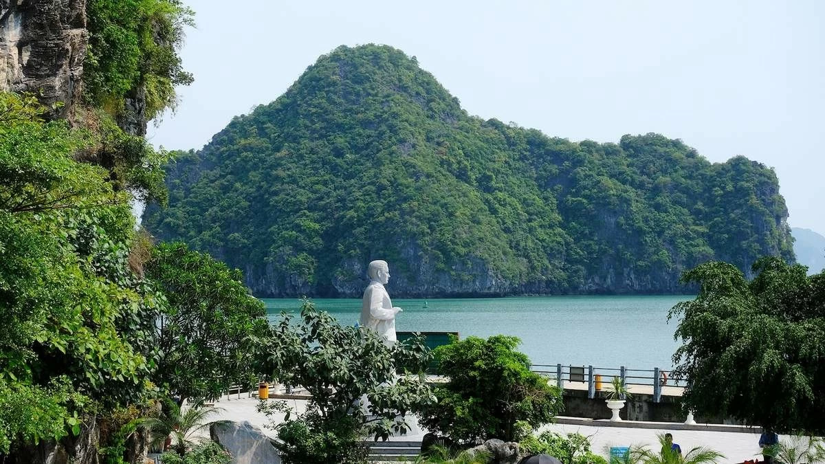 Ngắm trọn vẻ đẹp của vịnh Hạ Long từ đỉnh Ti Tốp Ngắm trọn vẻ đẹp của vịnh Hạ Long từ đỉnh Ti Tốp