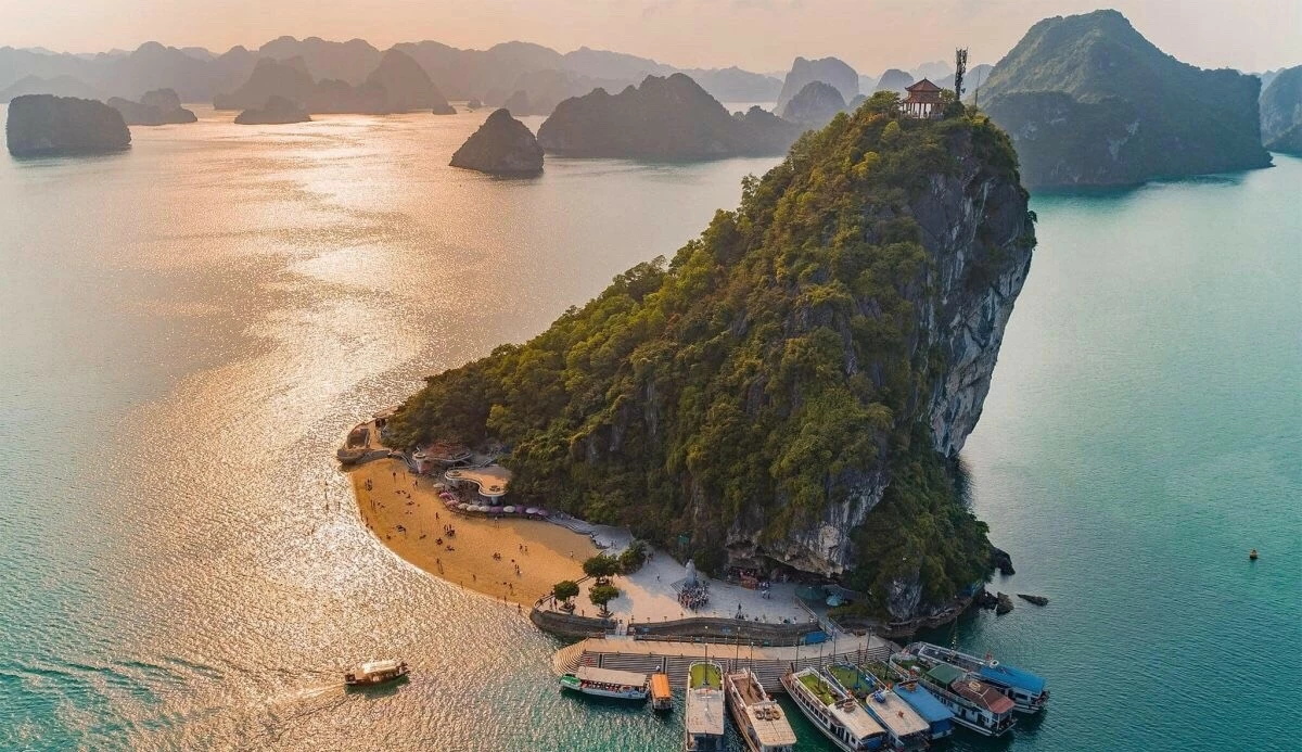 Ngắm trọn vẻ đẹp của vịnh Hạ Long từ đỉnh Ti Tốp Ngắm trọn vẻ đẹp của vịnh Hạ Long từ đỉnh Ti Tốp