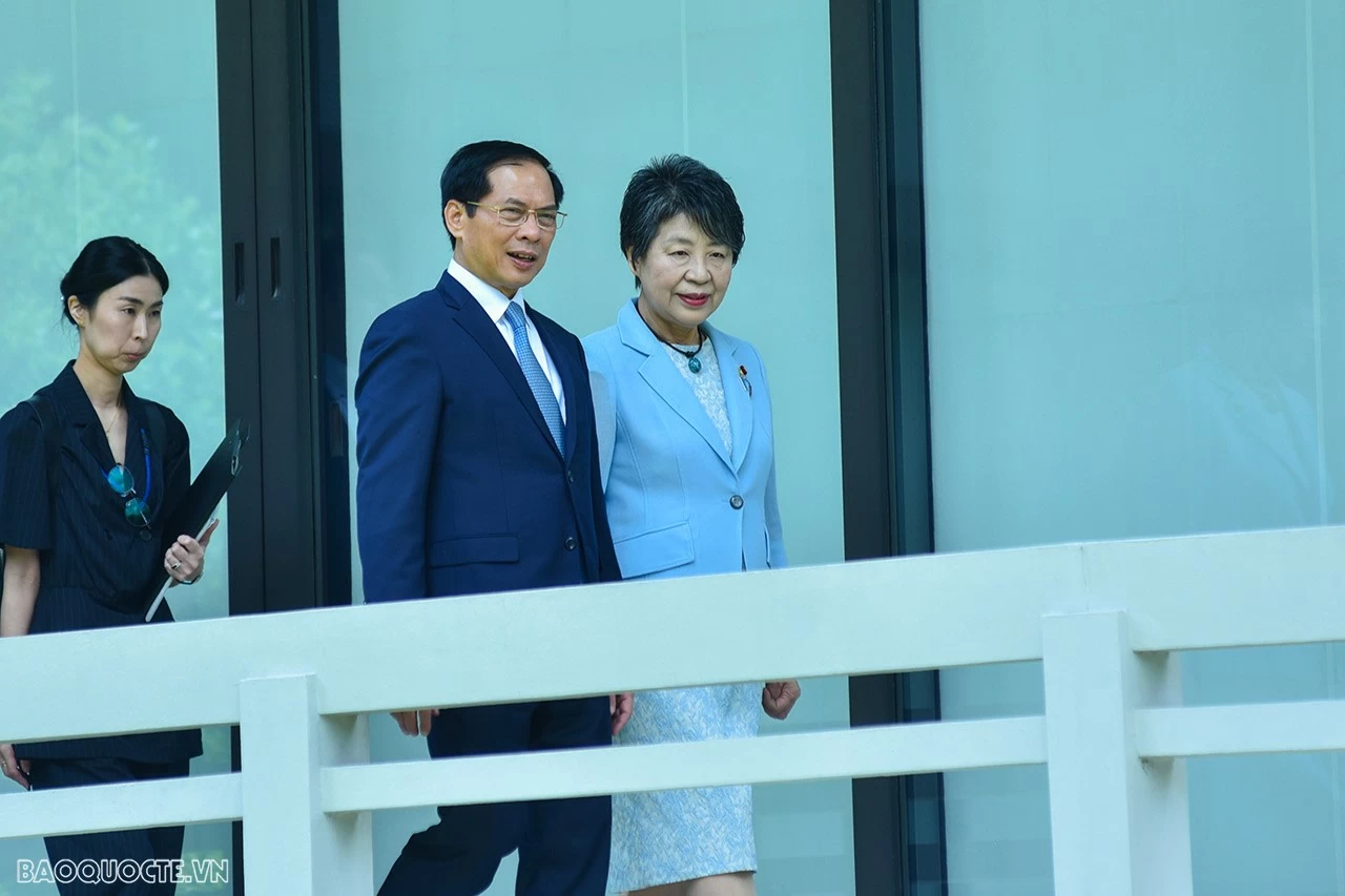 Bộ trưởng Ngoại giao Bùi Thanh Sơn và Bộ trưởng Ngoại giao Nhật Bản Kamikawa Yoko đi dạo, cho cá Koi ăn… Bộ trưởng Ngoại giao Bùi Thanh Sơn và Bộ trưởng Ngoại giao Nhật Bản Kamikawa Yoko đi dạo, cho cá Koi ăn
