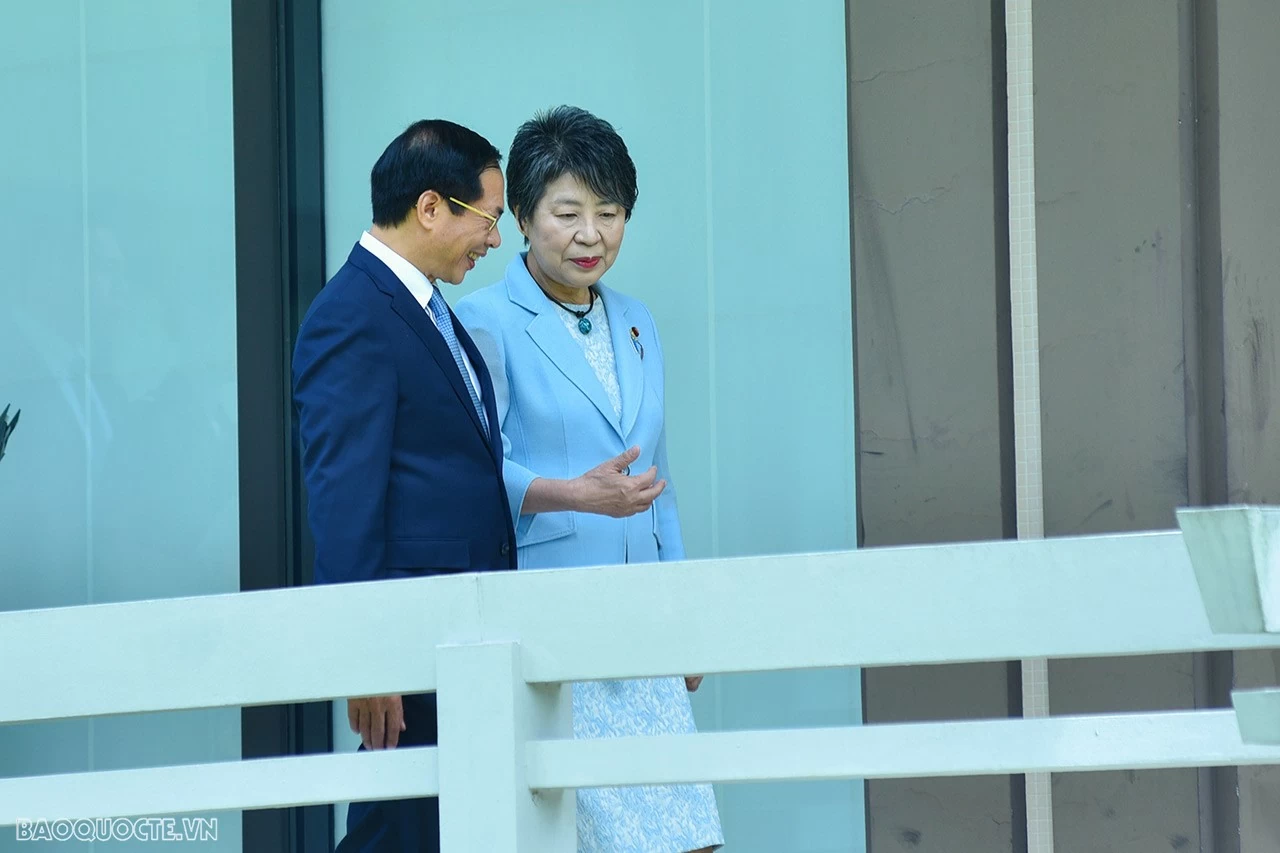 Bộ trưởng Ngoại giao Bùi Thanh Sơn và Bộ trưởng Ngoại giao Nhật Bản Kamikawa Yoko đi dạo, cho cá Koi ăn… Bộ trưởng Ngoại giao Bùi Thanh Sơn và Bộ trưởng Ngoại giao Nhật Bản Kamikawa Yoko đi dạo, cho cá Koi ăn