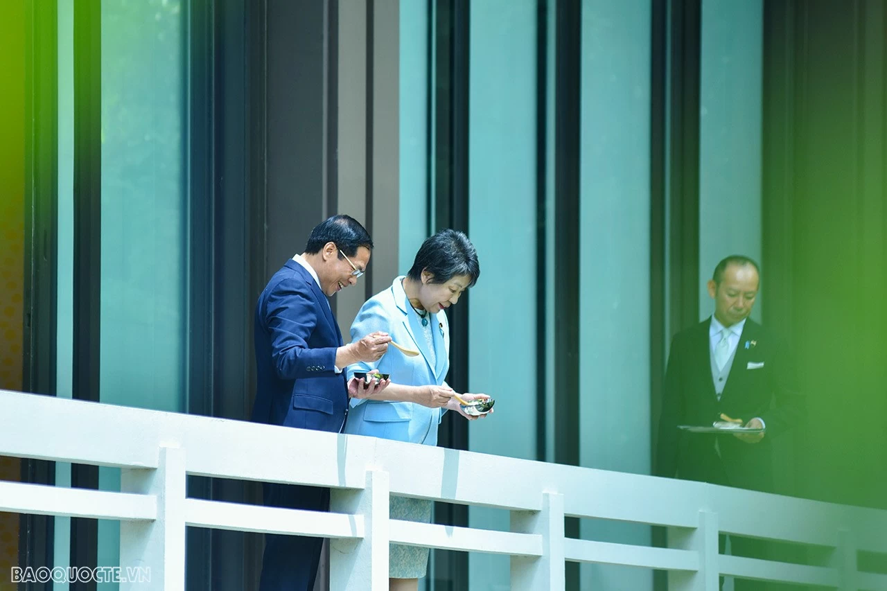 Cho cá chép Koi ăn là nghi thức thường được Thủ tướng Nhật Bản mời các nguyên thủ quốc gia thực hiện trong các buổi đón tiếp đối ngoại trọng thị, thân mật. Cho cá chép Koi ăn là nghi thức thường được Thủ tướng Nhật Bản mời các nguyên thủ quốc gia thực hiện trong các buổi đón tiếp đối ngoại trọng thị, thân mật.