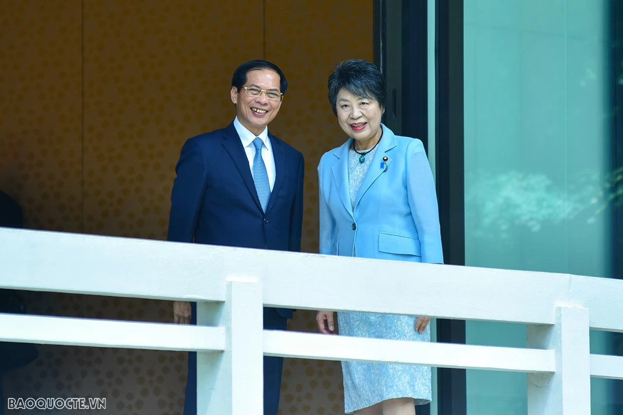 Bộ trưởng Ngoại giao Bùi Thanh Sơn và Bộ trưởng Ngoại giao Nhật Bản Kamikawa Yoko đi dạo, cho cá Koi ăn… Bộ trưởng Ngoại giao Bùi Thanh Sơn và Bộ trưởng Ngoại giao Nhật Bản Kamikawa Yoko đi dạo, cho cá Koi ăn