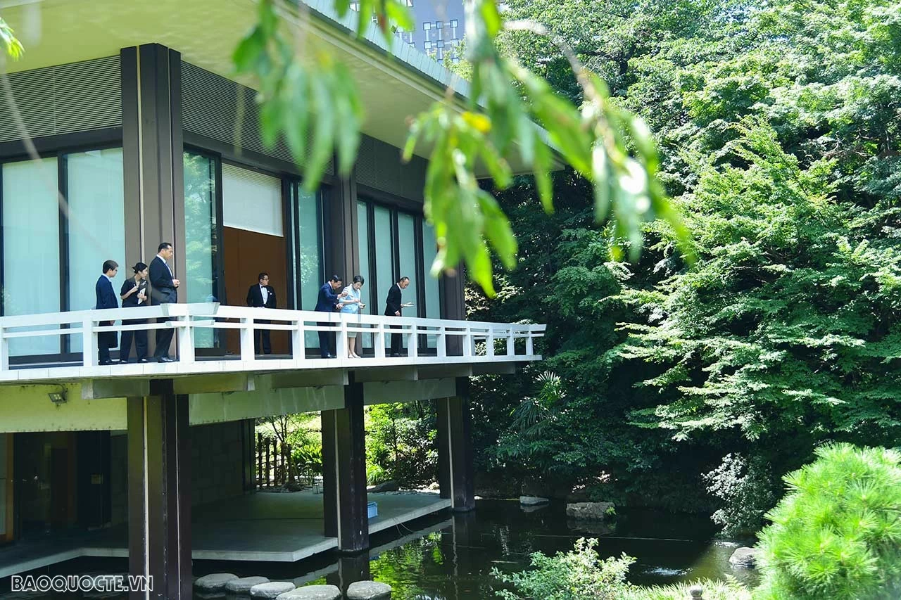 Bộ trưởng Ngoại giao Bùi Thanh Sơn và Bộ trưởng Ngoại giao Nhật Bản Kamikawa Yoko đi dạo, cho cá Koi ăn… Bộ trưởng Ngoại giao Bùi Thanh Sơn và Bộ trưởng Ngoại giao Nhật Bản Kamikawa Yoko đi dạo, cho cá Koi ăn