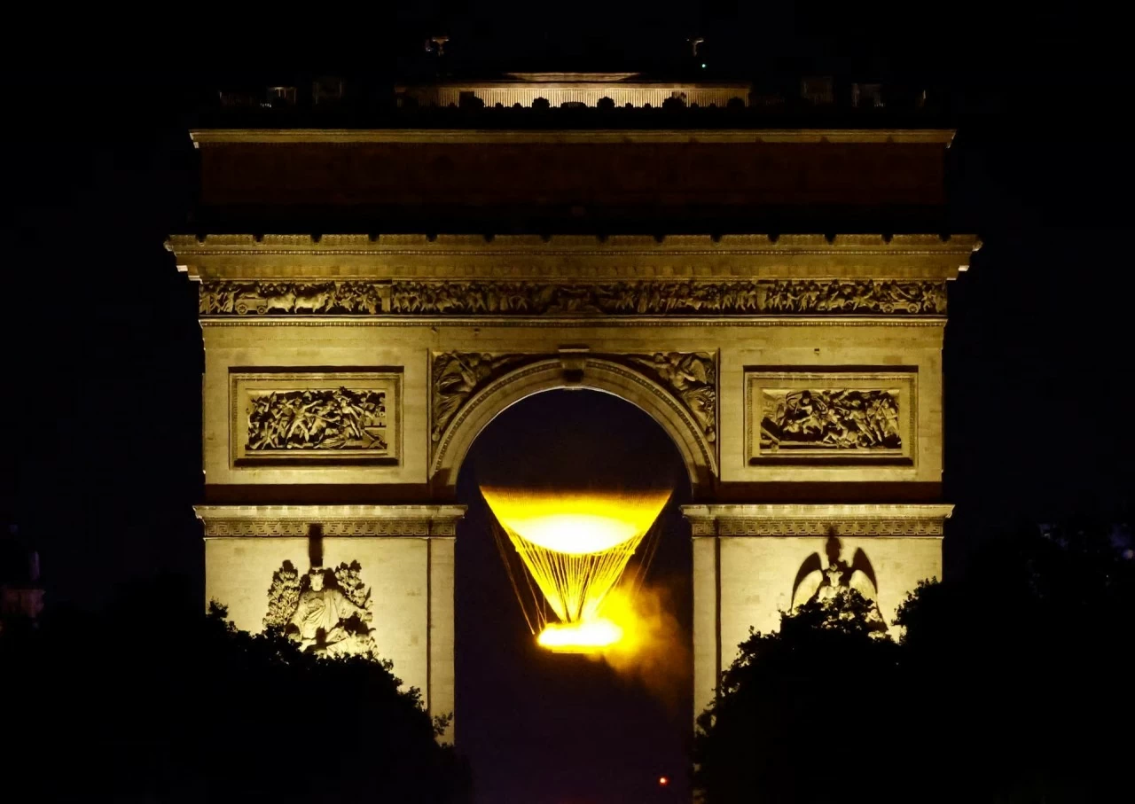 Hình ảnh vạc giữ lửa Olympic thắp sáng trên bầu trời Paris mỗi đêm Hình ảnh vạc giữ lửa Olympic thắp sáng trên bầu trời Paris mỗi đêm