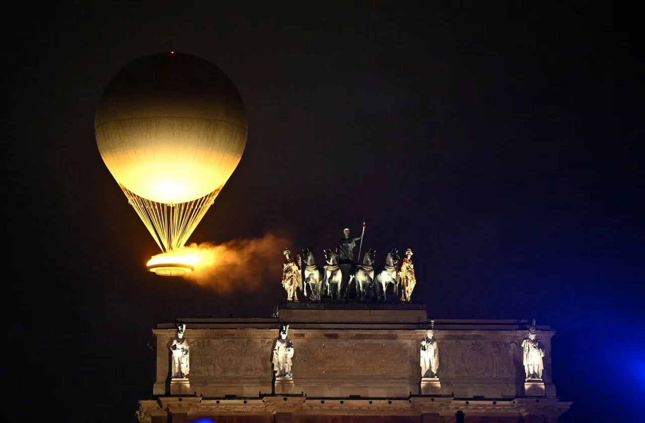 Hình ảnh vạc giữ lửa Olympic thắp sáng trên bầu trời Paris mỗi đêm Hình ảnh vạc giữ lửa Olympic thắp sáng trên bầu trời Paris mỗi đêm