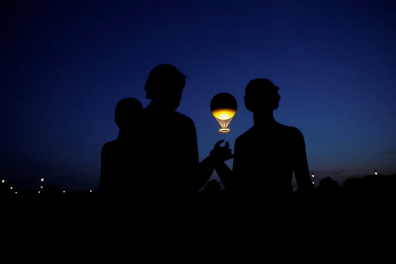 Hình ảnh vạc giữ lửa Olympic thắp sáng trên bầu trời Paris mỗi đêm Hình ảnh vạc giữ lửa Olympic thắp sáng trên bầu trời Paris mỗi đêm