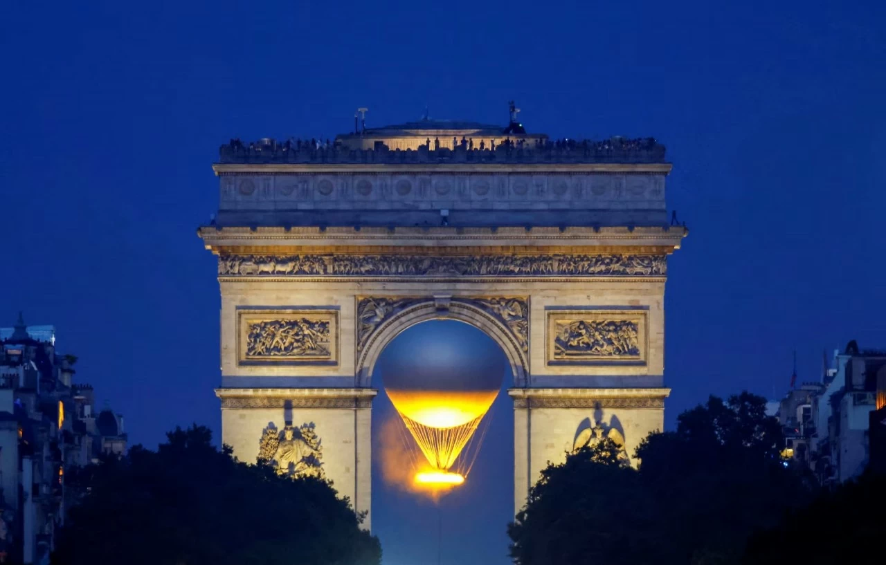 Hình ảnh vạc giữ lửa Olympic thắp sáng trên bầu trời Paris mỗi đêm Hình ảnh vạc giữ lửa Olympic thắp sáng trên bầu trời Paris mỗi đêm