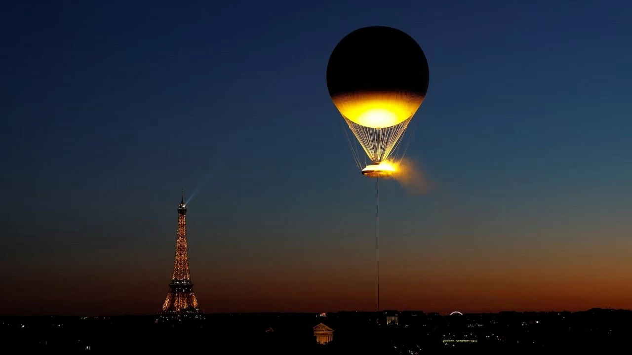 Hình ảnh vạc giữ lửa Olympic thắp sáng trên bầu trời Paris mỗi đêm Hình ảnh vạc giữ lửa Olympic thắp sáng trên bầu trời Paris mỗi đêm