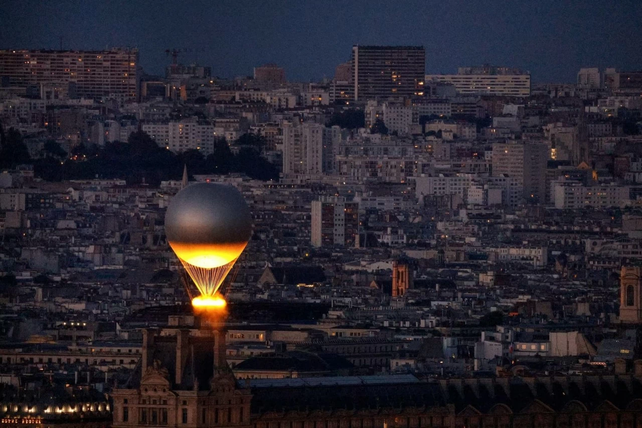 Hình ảnh vạc giữ lửa Olympic thắp sáng trên bầu trời Paris mỗi đêm Hình ảnh vạc giữ lửa Olympic thắp sáng trên bầu trời Paris mỗi đêm