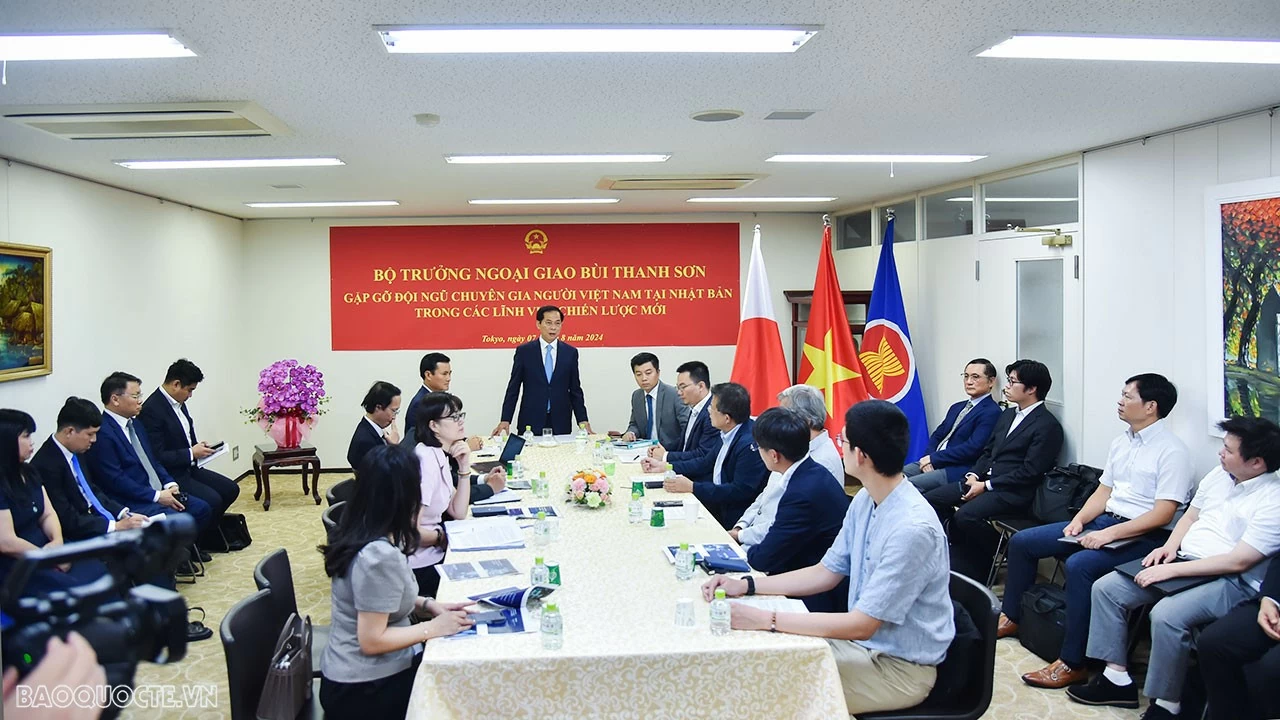 Bộ trưởng Ngoại giao Bùi Thanh Sơn gặp mặt trí thức người Việt và trao tặng huân, huy chương cho bạn bè Nhật Bản Bộ trưởng Ngoại giao Bùi Thanh Sơn gặp mặt trí thức người Việt và trao tặng huân, huy chương cho bạn bè Nhật Bản
