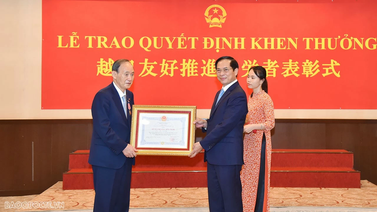 Bộ trưởng Ngoại giao Bùi Thanh Sơn gặp mặt trí thức người Việt và trao tặng huân, huy chương cho bạn bè Nhật Bản Bộ trưởng Ngoại giao Bùi Thanh Sơn gặp mặt trí thức người Việt và trao tặng huân, huy chương cho bạn bè Nhật Bản