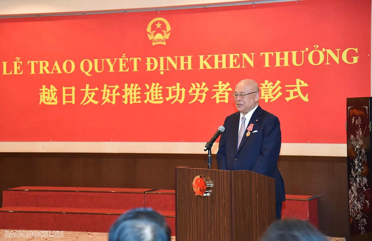Bộ trưởng Ngoại giao Bùi Thanh Sơn gặp mặt trí thức người Việt và trao tặng huân, huy chương cho bạn bè Nhật Bản Bộ trưởng Ngoại giao Bùi Thanh Sơn gặp mặt trí thức người Việt và trao tặng huân, huy chương cho bạn bè Nhật Bản