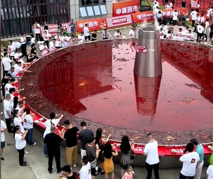 Nồi lẩu cay khổng lồ phục vụ hơn 1.000 người thưởng thức Nồi lẩu cay khổng lồ phục vụ hơn 1.000 người thưởng thức