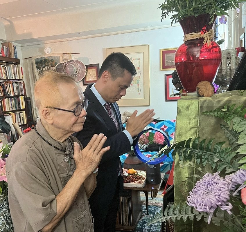 Đại sứ Đặng Hoàng Giang và TS. Ngô Thanh Nhàn thắp hương Đại sứ Đặng Hoàng Giang và TS. Ngô Thanh Nhàn thắp hương