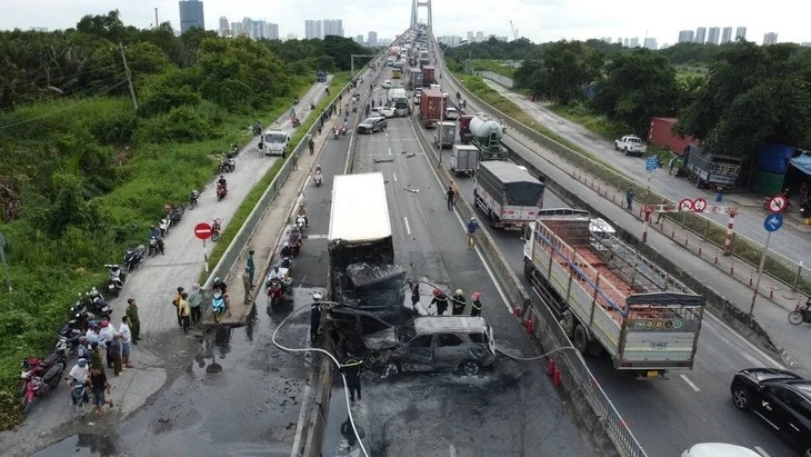 Khoảnh khắc hồi hộp, xúc động sau vụ tai nạn liên hoàn trên cầu Phú Mỹ Khoảnh khắc hồi hộp, xúc động sau vụ tai nạn liên hoàn trên cầu Phú Mỹ