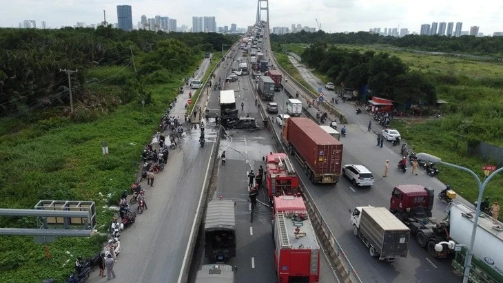 Khoảnh khắc hồi hộp, xúc động sau vụ tai nạn liên hoàn trên cầu Phú Mỹ Khoảnh khắc hồi hộp, xúc động sau vụ tai nạn liên hoàn trên cầu Phú Mỹ