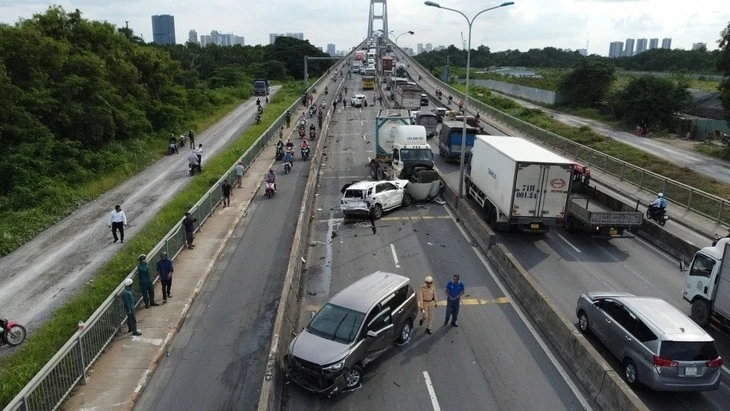Khoảnh khắc hồi hộp, xúc động sau vụ tai nạn liên hoàn trên cầu Phú Mỹ Khoảnh khắc hồi hộp, xúc động sau vụ tai nạn liên hoàn trên cầu Phú Mỹ