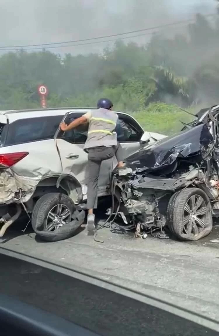 Khoảnh khắc hồi hộp, xúc động sau vụ tai nạn liên hoàn trên cầu Phú Mỹ Khoảnh khắc hồi hộp, xúc động sau vụ tai nạn liên hoàn trên cầu Phú Mỹ