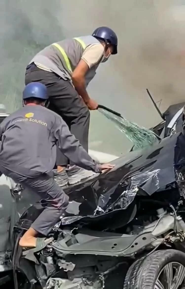 Khoảnh khắc hồi hộp, xúc động sau vụ tai nạn liên hoàn trên cầu Phú Mỹ Khoảnh khắc hồi hộp, xúc động sau vụ tai nạn liên hoàn trên cầu Phú Mỹ