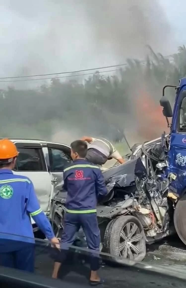 Khoảnh khắc hồi hộp, xúc động sau vụ tai nạn liên hoàn trên cầu Phú Mỹ Khoảnh khắc hồi hộp, xúc động sau vụ tai nạn liên hoàn trên cầu Phú Mỹ