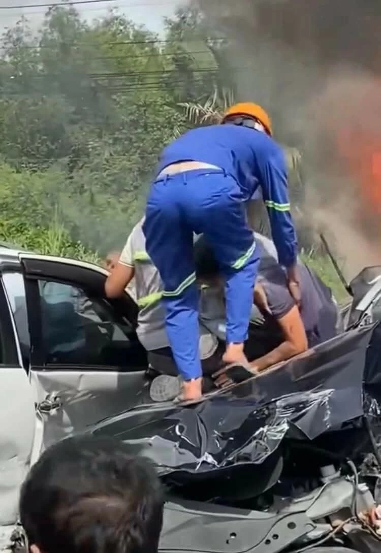 Khoảnh khắc hồi hộp, xúc động sau vụ tai nạn liên hoàn trên cầu Phú Mỹ Khoảnh khắc hồi hộp, xúc động sau vụ tai nạn liên hoàn trên cầu Phú Mỹ