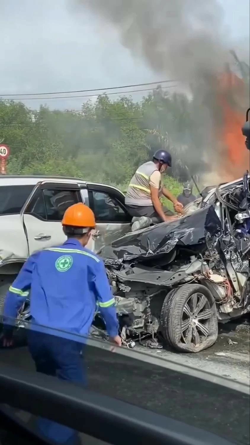 Khoảnh khắc hồi hộp, xúc động sau vụ tai nạn liên hoàn trên cầu Phú Mỹ Khoảnh khắc hồi hộp, xúc động sau vụ tai nạn liên hoàn trên cầu Phú Mỹ