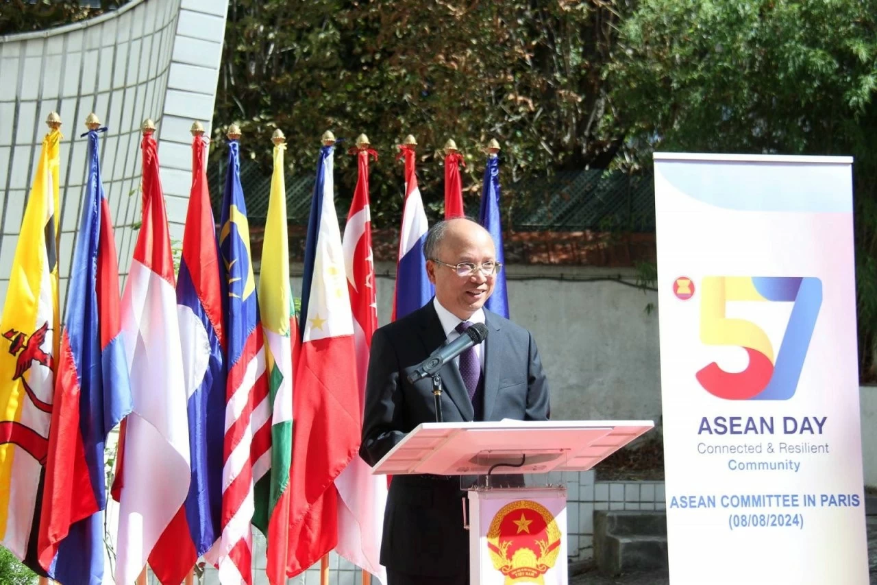 Đại sứ Việt Nam tại Pháp Đinh Toàn Thắng phát biểu. Đại sứ Việt Nam tại Pháp Đinh Toàn Thắng phát biểu.