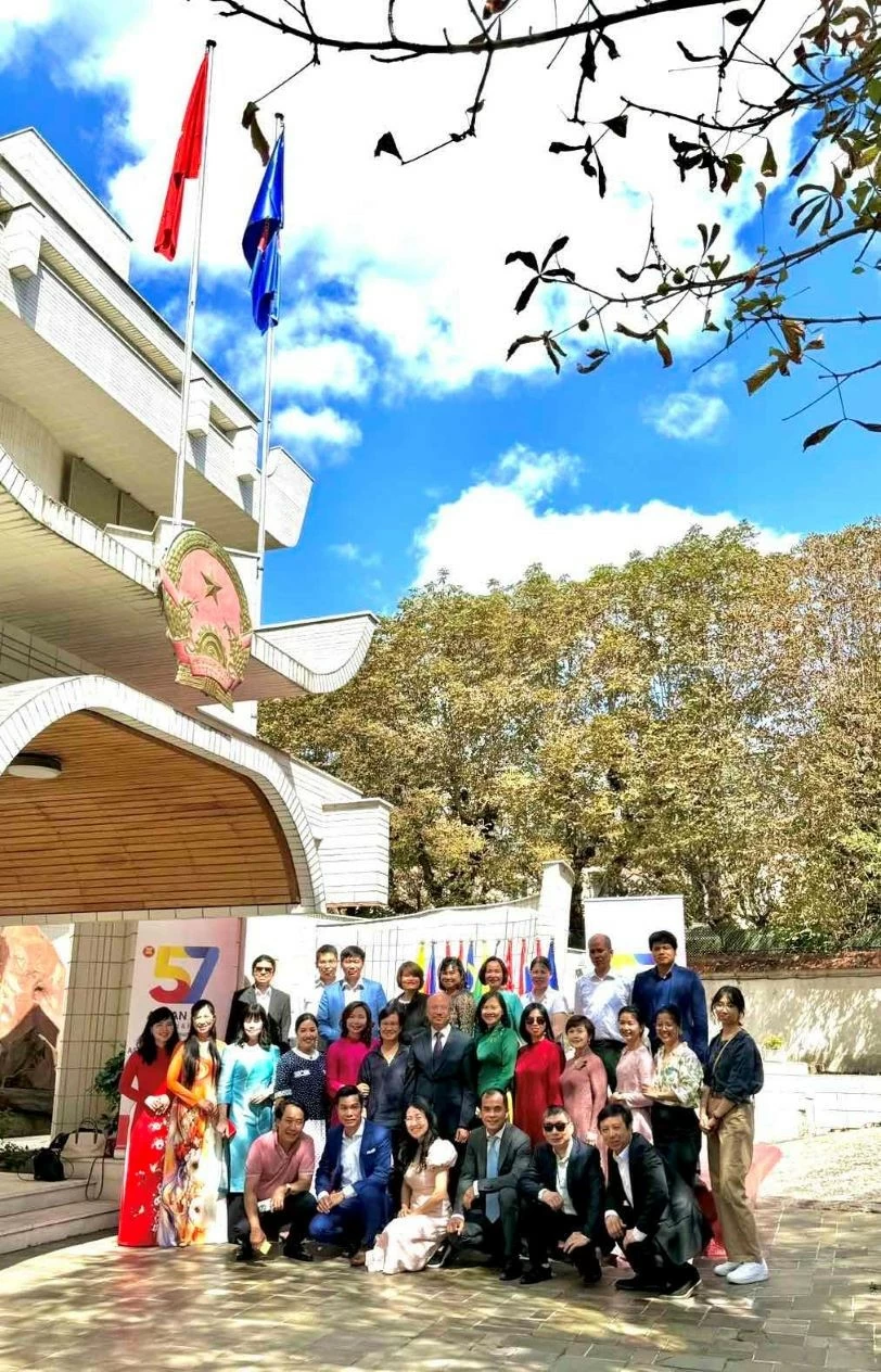 Lễ thượng cờ ASEAN tại Pháp, ngày 8/8/2024. Lễ thượng cờ ASEAN tại Pháp, ngày 8/8/2024.