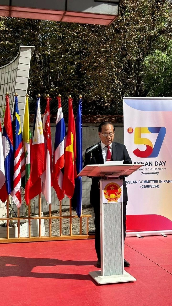 Đại sứ Lào tại Pháp Kham-Inh Khitchadeth phát biểu. Đại sứ Lào tại Pháp Kham-Inh Khitchadeth phát biểu.