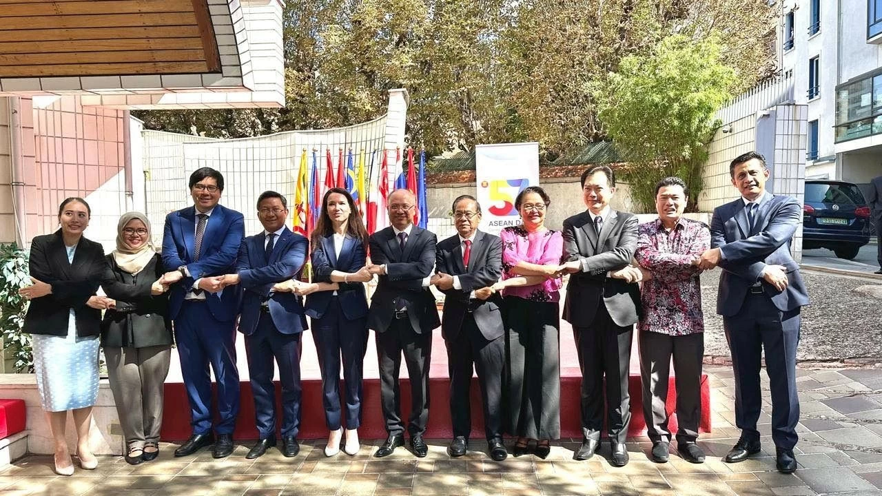 Lễ thượng cờ ASEAN tại Pháp, ngày 8/8/2024. Lễ thượng cờ ASEAN tại Pháp, ngày 8/8/2024.