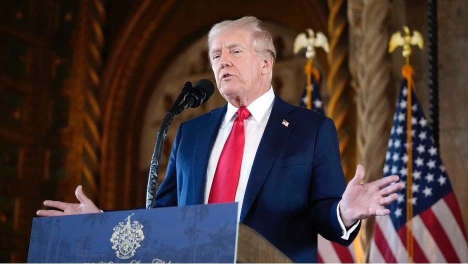 Cựu Tổng thống Mỹ Donald Trump phát biểu với các phóng viên tại khu nghỉ dưỡng Mar-a-Lago của ông ở Palm Beach, Florida, vào ngày 8/8. (Nguồn: AP) Cựu Tổng thống Mỹ Donald Trump phát biểu với các phóng viên tại khu nghỉ dưỡng Mar-a-Lago của ông ở Palm Beach, Florida, vào ngày 8/8. (Nguồn: AP)