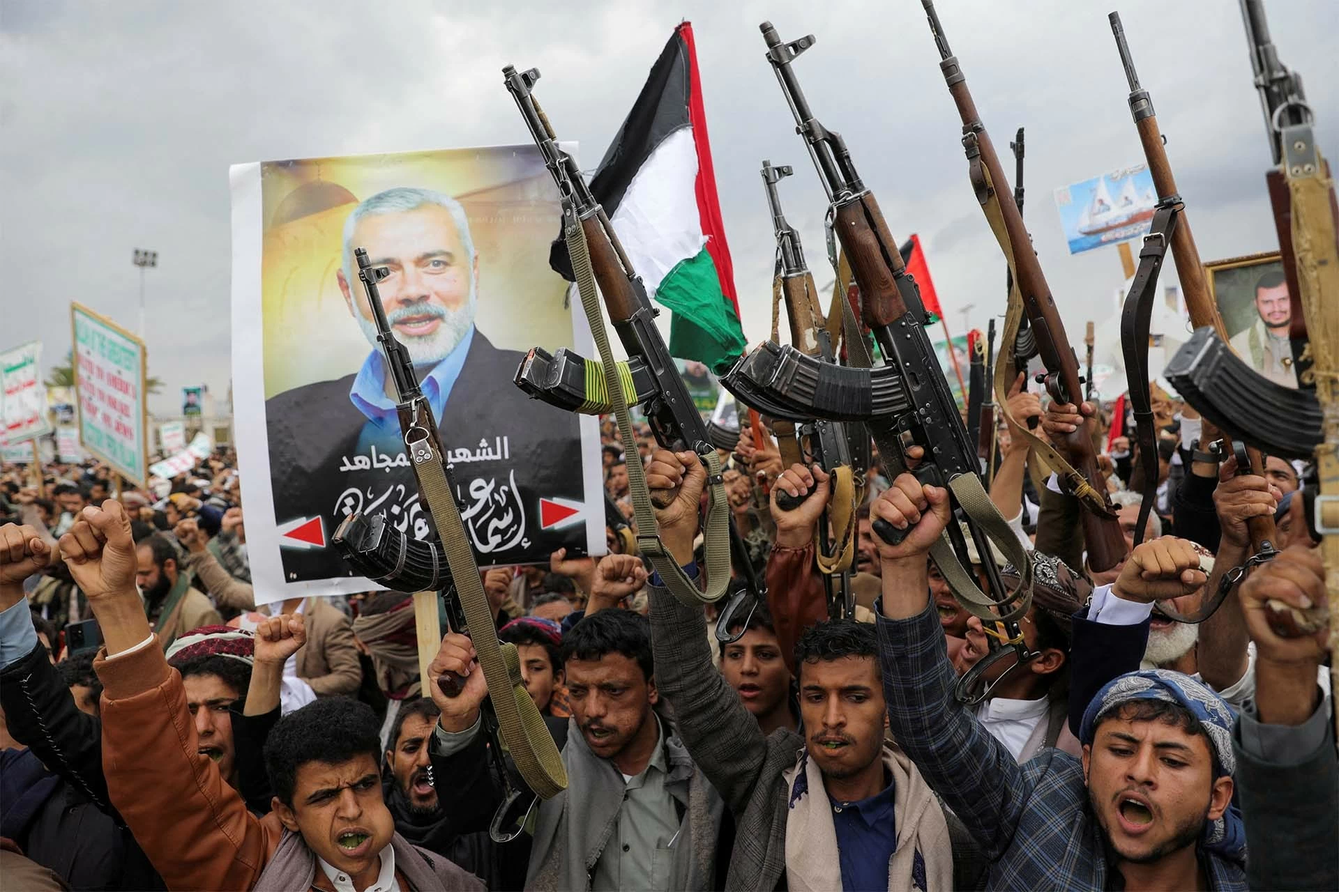 Những người ủng hộ lực lượng Houthi cầm súng bên cạnh ảnh của thủ lĩnh Hamas bị ám sát Ismail Haniyeh, trong cuộc diễu hành thể hiện sự đoàn kết với người Palestine ở Dải Gaza, tại Sanaa, Yemen (Nguồn: Reuters). Những người ủng hộ lực lượng Houthi cầm súng bên cạnh ảnh của thủ lĩnh Hamas bị ám sát Ismail Haniyeh, trong cuộc diễu hành thể hiện sự đoàn kết với người Palestine ở Dải Gaza, tại Sanaa, Yemen (Nguồn: Reuters).