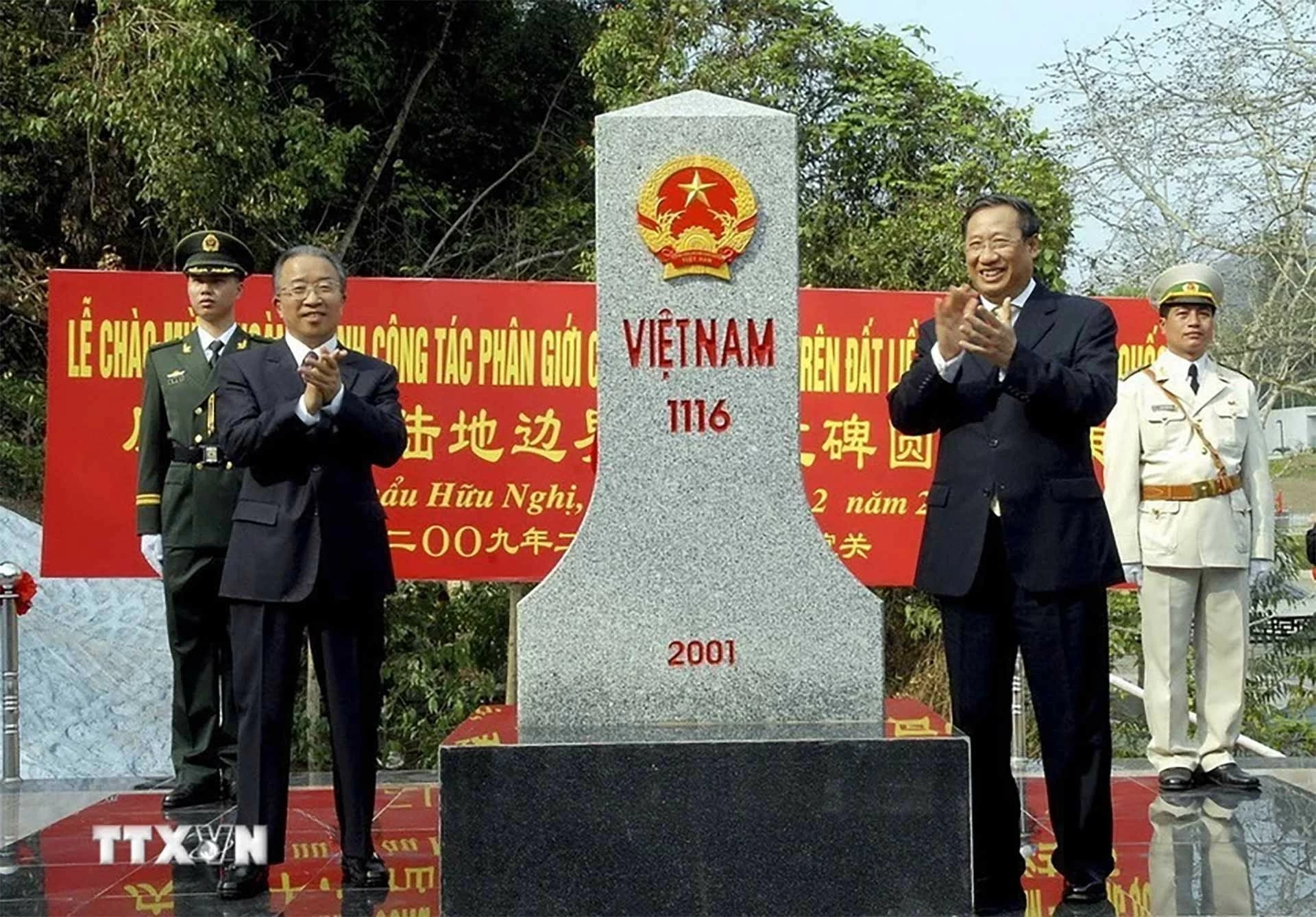 Phó Thủ tướng, Bộ trưởng Ngoại giao Phạm Gia Khiêm và Ủy viên Quốc vụ viện Trung Quốc Đới Bỉnh Quốc tại cột mốc biên giới số 1116 (phía Việt Nam) trong lễ chào mừng hoàn thành công tác phân giới cắm mốc biên giới đất liền Việt Nam - Trung Quốc, tại cửa khẩu Hữu Nghị (Lạng Sơn), ngày 23/2/2009. (Nguồn: TTXVN) Phó Thủ tướng, Bộ trưởng Ngoại giao Phạm Gia Khiêm và Ủy viên Quốc vụ viện Trung Quốc Đới Bỉnh Quốc tại cột mốc biên giới số 1116 (phía Việt Nam) trong lễ chào mừng hoàn thành công tác phân giới cắm mốc biên giới đất liền Việt Nam - Trung Quốc, tại cửa kh