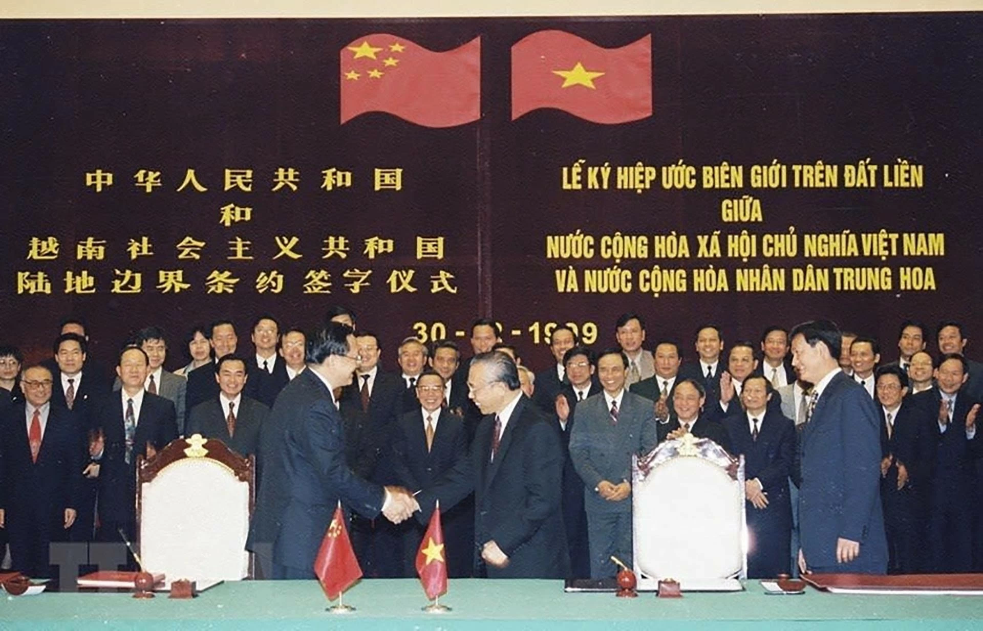 Phó Thủ tướng, Bộ trưởng Ngoại giao Nguyễn Mạnh Cầm và Bộ trưởng Ngoại giao Trung Quốc Đường Gia Triền ký Hiệp ước biên giới trên đất liền giữa hai nước tại Hà Nội, ngày 30/12/1999. (Nguồn: TTXVN) Phó Thủ tướng, Bộ trưởng Ngoại giao Nguyễn Mạnh Cầm và Bộ trưởng Ngoại giao Trung Quốc Đường Gia Triền ký Hiệp ước biên giới trên đất liền giữa hai nước tại Hà Nội, ngày 30/12/1999. (Nguồn: TTXVN)