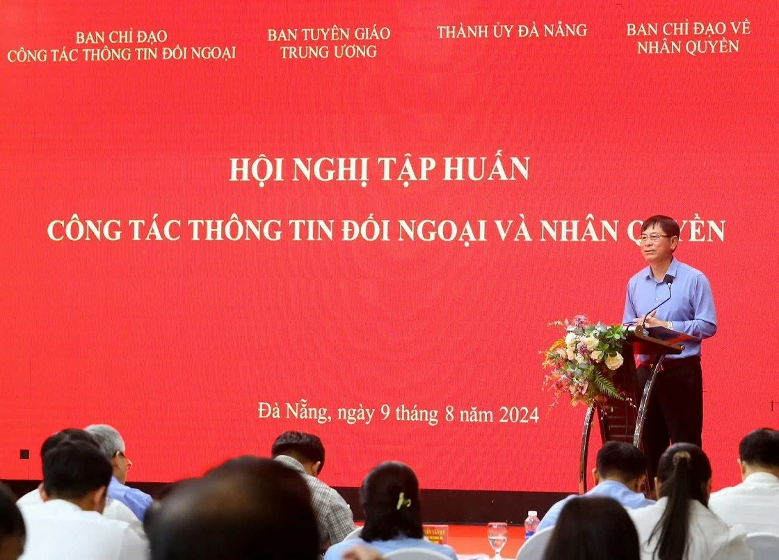 Phó Chánh Văn phòng Thường trực về nhân quyền, Thiếu tướng Nguyễn Văn Kỷ phát biểu và báo cáo chuyên đề tại Hội nghị. Phó Chánh Văn phòng Thường trực về nhân quyền, Thiếu tướng Nguyễn Văn Kỷ phát biểu và báo cáo chuyên đề tại Hội nghị.