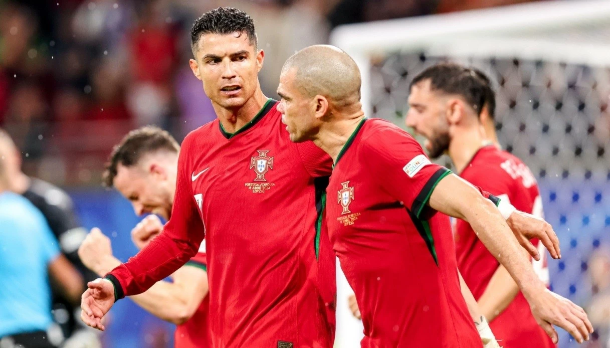 Ronaldo xúc động tri ân Pepe
