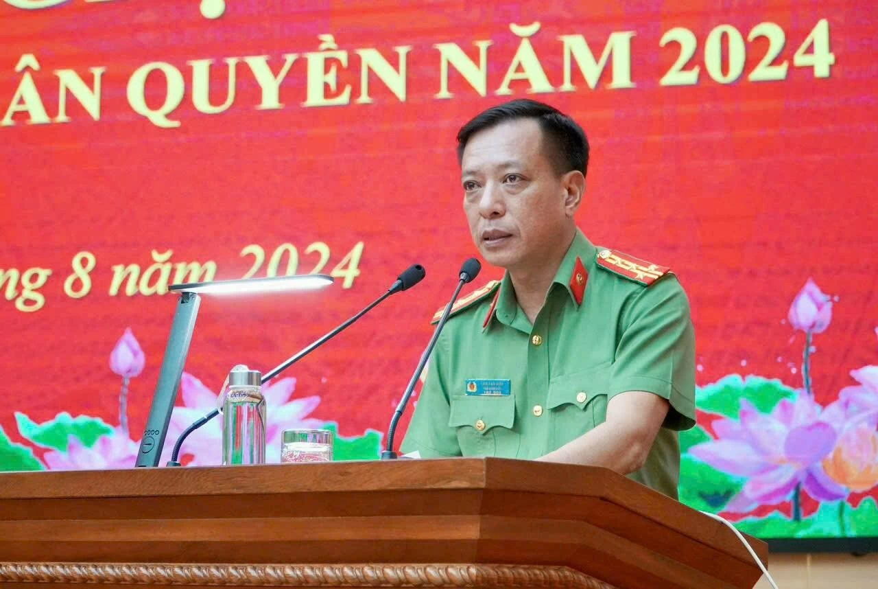 Đại tá Lâm Văn Vinh, Phó Giám đốc Công an tỉnh, Phó Trưởng ban thường trực Ban Chỉ đạo về nhân quyền tỉnh Phú Thọ phát biểu tại Hội nghị. Đại tá Lâm Văn Vinh, Phó Giám đốc Công an tỉnh, Phó Trưởng ban thường trực Ban Chỉ đạo về nhân quyền tỉnh Phú Thọ phát biểu tại Hội nghị.