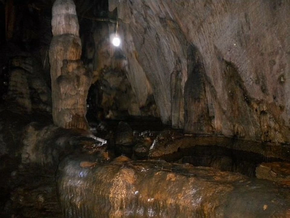 Một trong những bể nước bên trong động Vân Trình được người dân tin rằng là phép lạ do nàng tiên út làm nên Một trong những bể nước bên trong động Vân Trình được người dân tin rằng là phép lạ do nàng tiên út làm nên