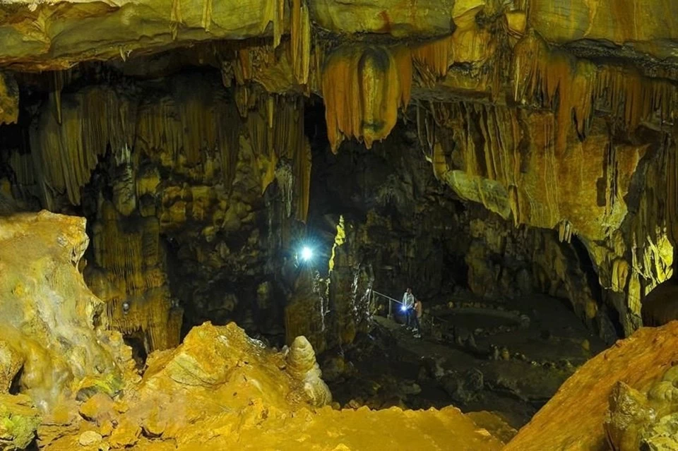 Phía trong động Vân Trình rộng rãi với bầu không khí thoáng đãng, mát mẻ Phía trong động Vân Trình rộng rãi với bầu không khí thoáng đãng, mát mẻ
