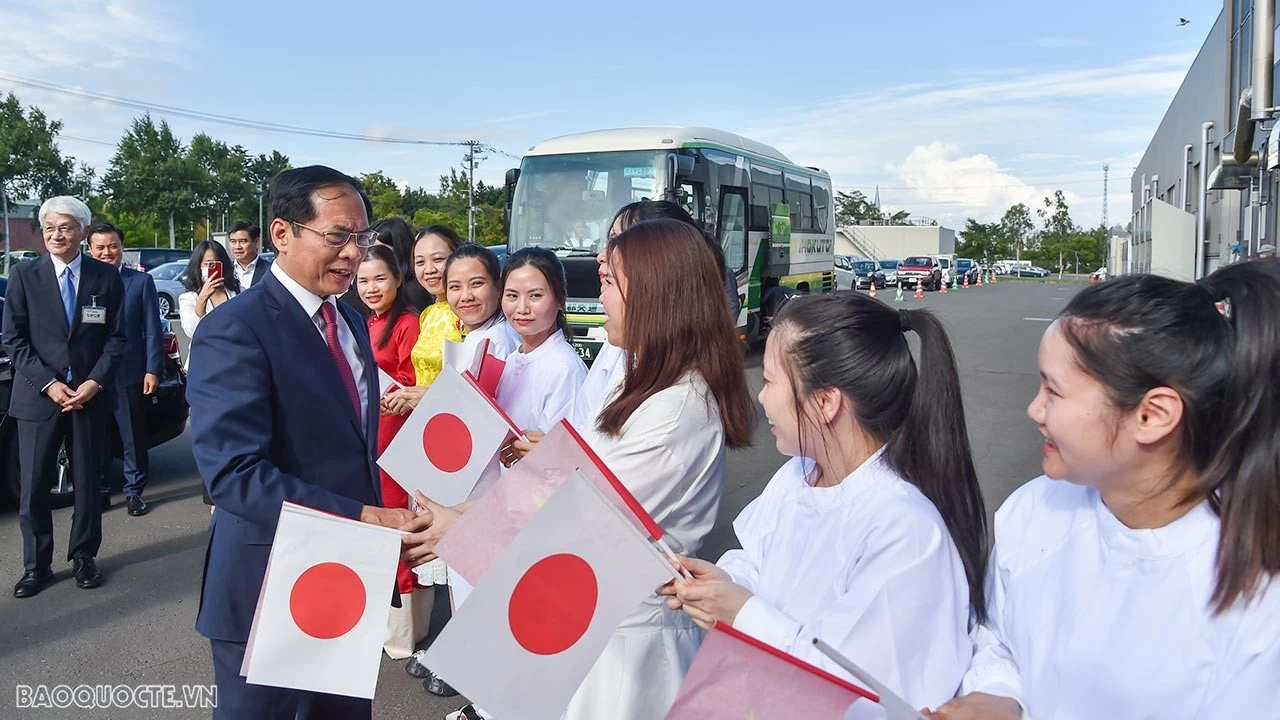 Bộ trưởng Ngoại giao Bùi Thanh Sơn thăm nhà máy Ebetsu của Coop Sapporo tại Hokkaido và giao lưu với thực tập sinh Việt Nam Bộ trưởng Ngoại giao Bùi Thanh Sơn thăm nhà máy Ebetsu của Coop Sapporo tại Hokkaido và giao lưu với thực tập sinh Việt Nam
