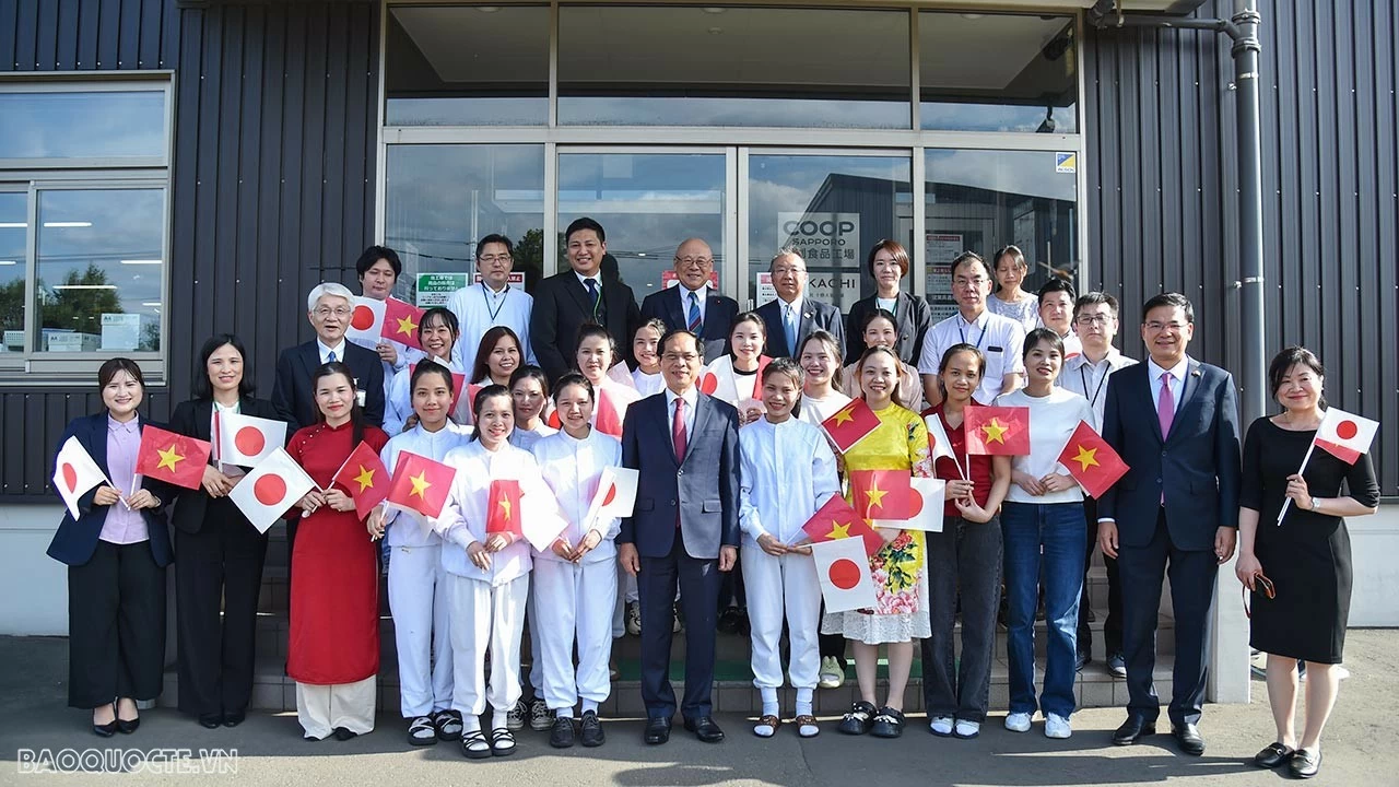 Bộ trưởng Ngoại giao Bùi Thanh Sơn thăm nhà máy Ebetsu của Coop Sapporo tại Hokkaido và giao lưu với thực tập sinh Việt Nam Bộ trưởng Ngoại giao Bùi Thanh Sơn thăm nhà máy Ebetsu của Coop Sapporo tại Hokkaido và giao lưu với thực tập sinh Việt Nam